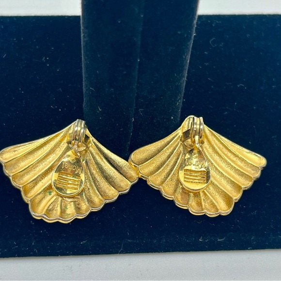 Vintage gold tone Monet clip on earrings. - Picture 3 of 8